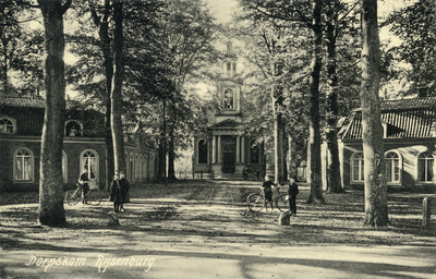 10214 Gezicht op de huizen aan het Kerkplein te Rijsenburg, met op de achtergrond de voorgevel van de R.K.-kerk St. ...